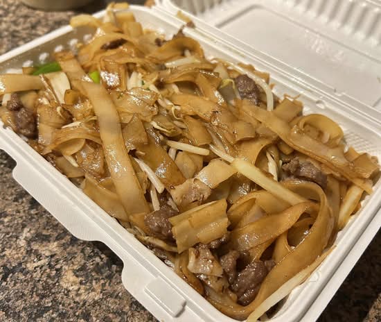 Fried Rice Noodles with Sliced Beef and Bean Sprouts 干炒牛河